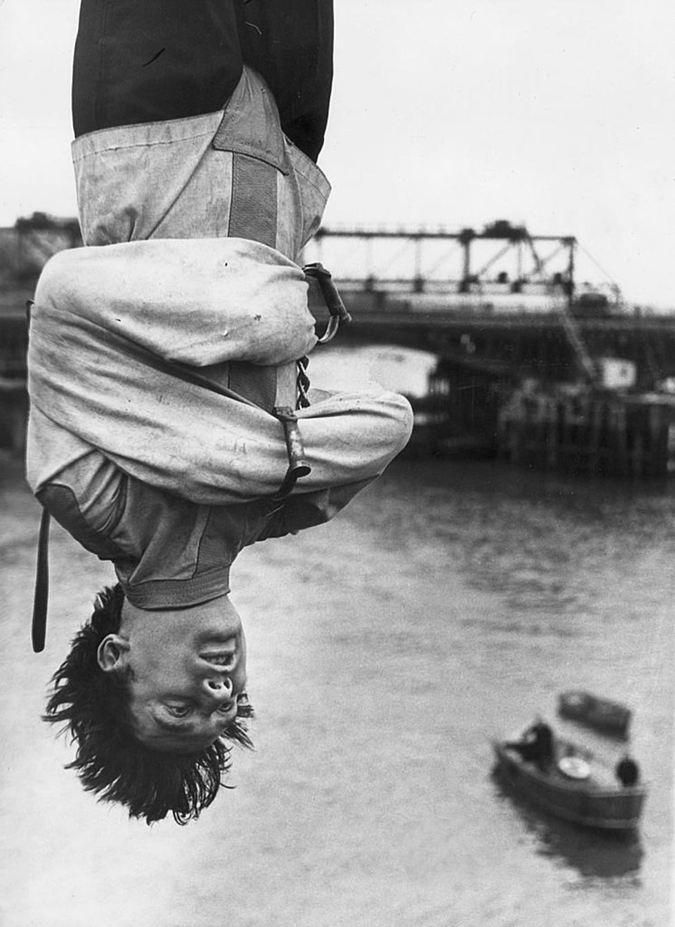 Houdini performing his handcuff escape